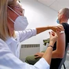 Nhân viên y tế tiêm vaccine phòng đậu mùa khỉ tại điểm tiêm chủng ở Lille, miền Bắc Pháp ngày 10/8/2022. (Ảnh: AFP/TTXVN) 