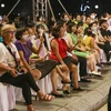 Du khách trong nước và quốc tế thưởng thức các hoạt động về đêm tại Đà Nẵng. (Ảnh: Trần Lê Lâm/TTXVN) 
