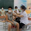 Tiêm vaccine phòng COVID-19 cho trẻ từ 5 đến dưới 12 tuổi tại trường tiểu học Lương Khánh Thiện, thành phố Phủ Lý, Hà Nam. (Ảnh: Nguyễn Chinh/TTXVN)