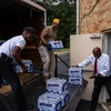 Phân phối nước uống cho người dân tại Jackson, Mississippi, Mỹ, ngày 4/9/2022. (Ảnh: AFP/TTXVN) 