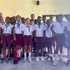 Đại sứ Việt Nam tại Cuba Lê Thanh Tùng và các em học sinh Cuba. (Ảnh: Mai Phương/TTXVN) 