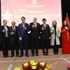 Đại sứ Nguyễn Hoành Năm cùng các khách mời danh dự nâng ly chúc mừng Quốc khánh 2/9. (Ảnh: Lưu Việt Hùng/TTXVN) 