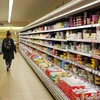 Người tiêu dùng lựa chọn mua hàng tại một siêu thị ở Berlin, Đức ngày 27/4/2022. (Ảnh: THX/TTXVN) 