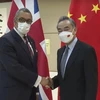 Ngoại trưởng Trung Quốc Vương Nghị và người đồng cấp Anh James Cleverly. (Nguồn: YouTube) 