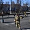 Binh sỹ Ukraine chốt chặn trên một tuyến phố ở thủ đô Kiev. (Ảnh: AFP/TTXVN) 