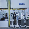 Gian hàng trưng bày trạm xạc dành cho xe điện do doanh nghiệp Hàn Quốc sản xuất. (Ảnh: Anh Nguyên/TTXVN) 