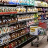 Người dân mua sắm tại siêu thị ở Milan, Italy. (Ảnh: AFP/TTXVN) 