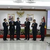Phó Tổng kiểm toán nhà nước Doãn Anh Thơ (thứ ba từ trái sang) trao quà lưu niệm cho lãnh đạo Ủy ban kiểm toán Indonesia (BPK). (Ảnh: Hữu Chiến/TTXVN) 