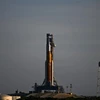 Tên lửa đẩy của hệ thống Artemis 1 tại bệ phóng ở trung tâm vũ trụ Kennedy thuộc Cape Canaveral, bang Florida (Mỹ) ngày 6/9/2022. (Ảnh: AFP/TTXVN) 