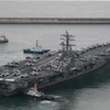 Tàu sân bay USS Ronald Reagan của Mỹ rời căn cứ ở Busan (Hàn Quốc) để tham gia cuộc tập trận hải quân kết hợp Hàn-Mỹ ngày 26/9/2022. (Ảnh: Yonhap/TTXVN) 