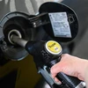Bơm xăng cho phương tiện tại trạm xăng ở Essen, Đức ngày 8/3/2022. (Ảnh: AFP/TTXVN) 