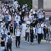 Người dân di chuyển trên phố ở Tokyo, Nhật Bản. (Ảnh: AFP/TTXVN) 