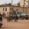 Binh sỹ Burkina Faso được triển khai trên đường phố thủ đô Ouagadougou khi lệnh giới nghiêm được ban bố, ngày 30/9/2022. (Ảnh: AFP/TTXVN) 