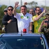 Đương kim Tổng thống Brazil Jair Bolsonaro (giữa) bên những người ủng hộ tại Joinville, bang Santa Catarina ngày 1/10/2022. (Ảnh: AFP/TTXVN) 