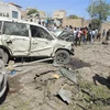 Hiện trường vụ đánh bom xe tại Somalia. (Ảnh: THX/TTXVN)