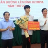 Lãnh đạo tỉnh Thái Bình trao thưởng 100 triệu đồng cho quán quân Đường lên đỉnh Olympia năm 2022 Đặng Lê Nguyên Vũ. (Ảnh: Thế Duyệt/TTXVN) 