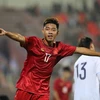 Cầu thủ Hoàng Anh (số 17, Việt Nam) ghi bàn thắng nâng tỷ số lên 3-0 ở phút thứ 80 của trận đấu. (Ảnh: Minh Quyết/TTXVN)