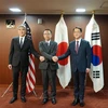 Đại diện đặc biệt của Hàn Quốc về các vấn đề hòa bình và an ninh trên bán đảo Triều Tiên Kim Gunn (phải) trong cuộc gặp người đồng cấp Mỹ Sung Kim (trái) và người đồng cấp Nhật Bản Takehiro Funakoshi tại Tokyo, ngày 7/9/2022. (Ảnh: YONHAP/TTXVN) 
