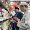 Người dân theo đạo Hồi tham quan, mua sắm tại cửa hàng thực phẩm Halal tại Thành phố Hồ Chí Minh. (Ảnh minh họa: Mỹ Phương/TTXVN) 