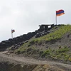 Quốc kỳ Azerbaijan và Armenia tại trạm kiểm soát ở khu vực biên giới giữa hai nước, ngày 18/6/2021. (Ảnh: AFP/TTXVN) 