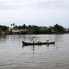 Ngư dân đưa thuyền về nơi an toàn tránh bão Julia tại cảng Bluefields, Nicaragua, ngày 8/10/2022. (Ảnh: AFP/TTXVN) 
