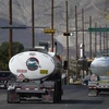 Xe chở xăng dầu gần nhà máy lọc dầu ở El Paso, Texas, Mỹ. (Ảnh: AFP/TTXVN) 