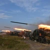 Thử nghiệm bệ phóng đa nòng trong cuộc tập trận bắn đạn thật của các đơn vị Quân đội Nhân dân Triều Tiên (KPA). (Ảnh: Yonhap/TTXVN) 