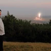 Hình ảnh ông Kim Jong-un thị sát một vụ phóng thử tên lửa ở Triều Tiên