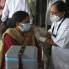 Nhân viên y tế tiêm vaccine phòng COVID-19 cho người dân tại Secunderabad, Ấn Độ. (Ảnh: AFP/TTXVN) 