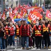 Người dân tham gia đình công tại Rennes, Pháp, ngày 18/10/2022. (Ảnh: AFP/TTXVN) 