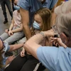 Nhân viên y tế tiêm vaccine ngừa COVID-19 cho người dân tại Montreal, Quebec, Canada. (Ảnh: AFP/TTXVN) 