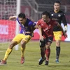Câu lạc bộ Hà Nội (áo tím) dễ dàng vượt qua Thành phố Hồ Chí Minh (áo đỏ) trong trận đấu tại vòng 20 V-League 2022. (Ảnh: Thanh Vũ/TTXVN)
