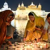 Người dân thắp nến tại Amritsar, Ấn Độ, ngày 24/10/2022. (Ảnh: AFP/TTXVN)