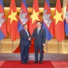 Chủ tịch Quốc hội Vương Đình Huệ và Chủ tịch Thượng viện Vương quốc Campuchia Samdech Say Chhum chụp ảnh chung. (Ảnh: Doãn Tấn/TTXVN) 