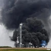 Khói bốc lên từ khu đốt chất thải tại một khu công nghiệp ở Leverkusen, Đức ngày 27/7/2021. (Ảnh: AFP/TTXVN)