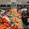 Người dân mua thực phẩm tại siêu thị ở Saint-Etienne, Pháp. (Ảnh: AFP/TTXVN) 