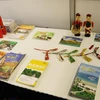 Một số ấn phẩm trưng bày về du lịch Việt Nam. (Ảnh: Trung Dũng/TTXVN) 