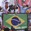 Ứng cử viên Tổng thống Brazil Luiz Inácio Lula da Silva (phải) tại cuộc vận động tranh cử ở Sao Paulo, Brazil, ngày 29/10/2022. (Ảnh: AFP/TTXVN) 