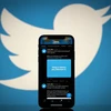 Biểu tượng của mạng xã hội Twitter trên màn hình điện thoại và máy tính bảng. (Ảnh: AFP/TTXVN) 