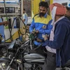 Bơm xăng cho các phương tiện tại trạm xăng ở Amritsar, Ấn Độ. (Ảnh: AFP/TTXVN) 