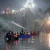 Lực lượng cứu hộ tìm kiếm các nạn nhân và giải cứu những người mắc kẹt tại hiện trường sập cầu treo trên sông Machchu ở Morbi, bang Gujarat, Ấn Độ, rạng sáng 31/10/2022. (Ảnh: AFP/TTXVN) 