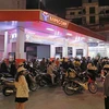 Hà Nội: Nhiều cây xăng đóng cửa, người dân xếp hàng dài mua xăng