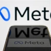 Biểu tượng Meta trên màn hình điện thoại ở Moskva, Nga. (Ảnh: AFP/TTXVN) 