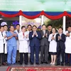 Thủ tướng Phạm Minh Chính với đội ngũ bác sỹ và nhân viên y tế Bệnh viện Chợ Rẫy-Phnom Penh. (Ảnh: Dương Giang/TTXVN) 