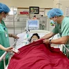 Một nạn nhân bị thương nặng đang được điều trị tích cực tại Khoa Gây mê hồi sức, Bệnh viện Trung ương Huế. (Ảnh: TTXVN phát) 