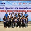 Đoàn thanh niên TTXVN trao tặng "Tủ sách Đinh Hữu Dư" tại Trường phổ thông dân tộc bán trú Tiểu học và Trung học cơ sở Chế Tạo, huyện Mù Căng Chải, Yên Bái. (Ảnh:Minh Công/TTXVN) 