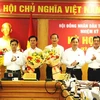 Tân Phó Chủ tịch Ủy ban Nhân dân tỉnh Trần Báu Hà (Thứ 2, từ trái qua) nhận hoa chúc mừng của lãnh đạo tỉnh Hà Tĩnh. (Ảnh: Phan Quân/TTXVN) 