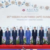 Thủ tướng Trung Quốc Lý Khắc Cường (thứ 5, phải), Thủ tướng Nhật Bản Kishida Fumio (thứ 5, trái) và Tổng thống Hàn Quốc Yoon Suk-yeol (thứ 6, trái) và các nhà lãnh đạo ASEAN chụp ảnh chung tại Hội nghị Cấp cao ASEAN+3 ở Phnom Penh, Campuchia, ngày 12/11/2