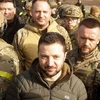 Tổng thống Ukraine Volodymyr Zelensky và các binh sỹ. (Nguồn: Reuters) 