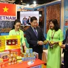 Đại sứ Việt Nam tại Ấn Độ Nguyễn Thanh Hải thăm gian hàng trưng bày sản phẩm của Công ty Cổ phần Nước giải khát Sanest Khánh Hòa. (Ảnh: Ngọc Thúy/TTXVN) 